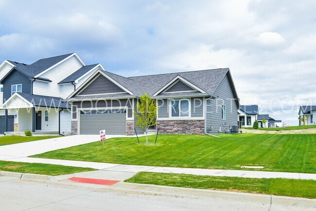 Building Photo - 3 Bedroom 2 Bath Home in Clive / Waukee School District
