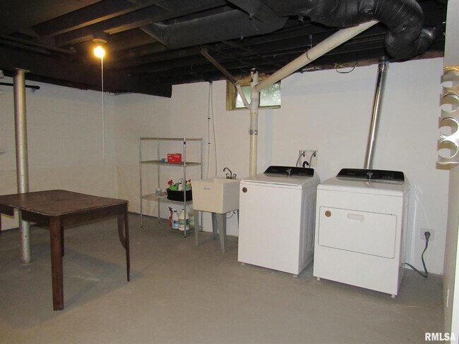 Building Photo - 1126 W Lombard St