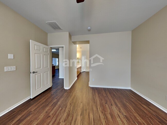 Building Photo - 5321 W Grenadine Rd