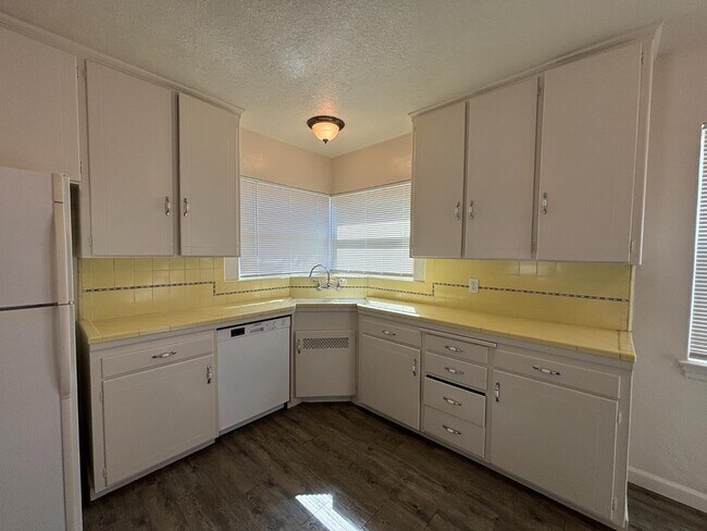 Building Photo - 816 W Fedora Ave