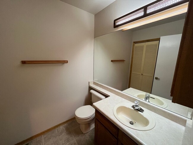 Building Photo - Cozy 2 Bedroom Townhome Nestled in Quiet Gated Community