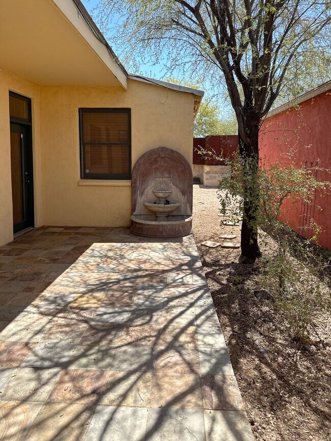 Building Photo - 3 bedroom 2 bath - close to Downtown