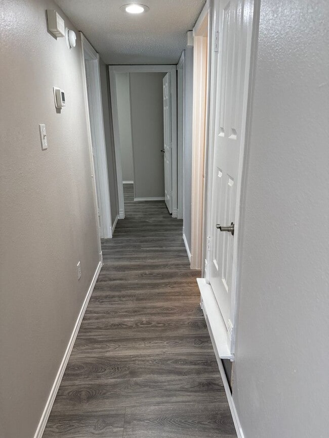 Building Photo - 3 Bedroom 1 Bath Home Available