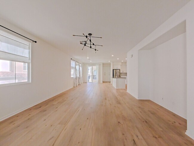 Building Photo - Los Alamitos Condo - 3 Bedroom / 2.5 Bathr...