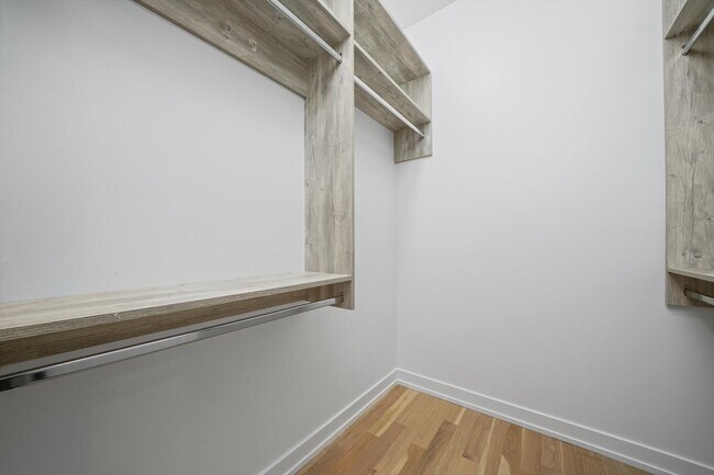 Building Photo - 2404 W Moffat St