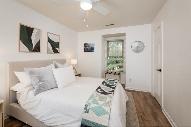 Building Photo - 1014 Colonial Meadows Way