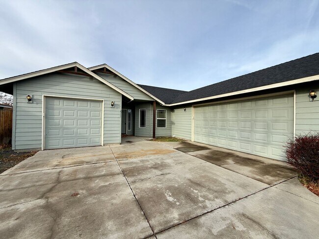 Building Photo - SCHEDULE A TOUR TO VIEW THIS VERY SPACIOUS HOME IN REDMOND!!