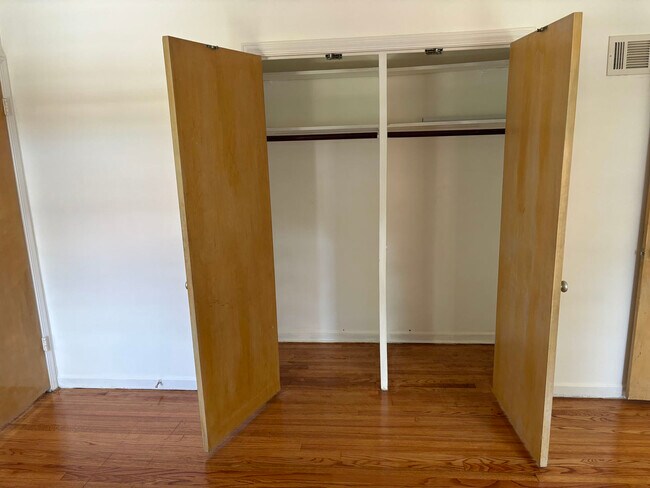 Building Photo - 5658 N Richmond St