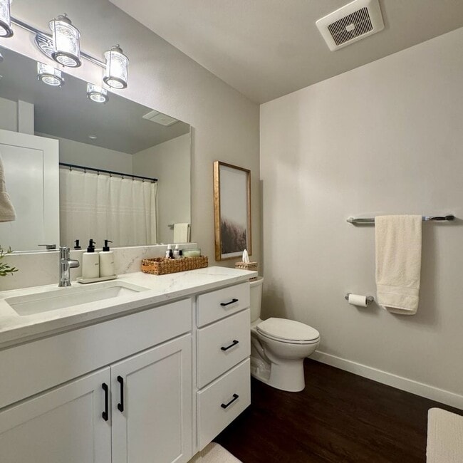 Building Photo - Cute, modern 2 bed 2.5 bath condo for rent!