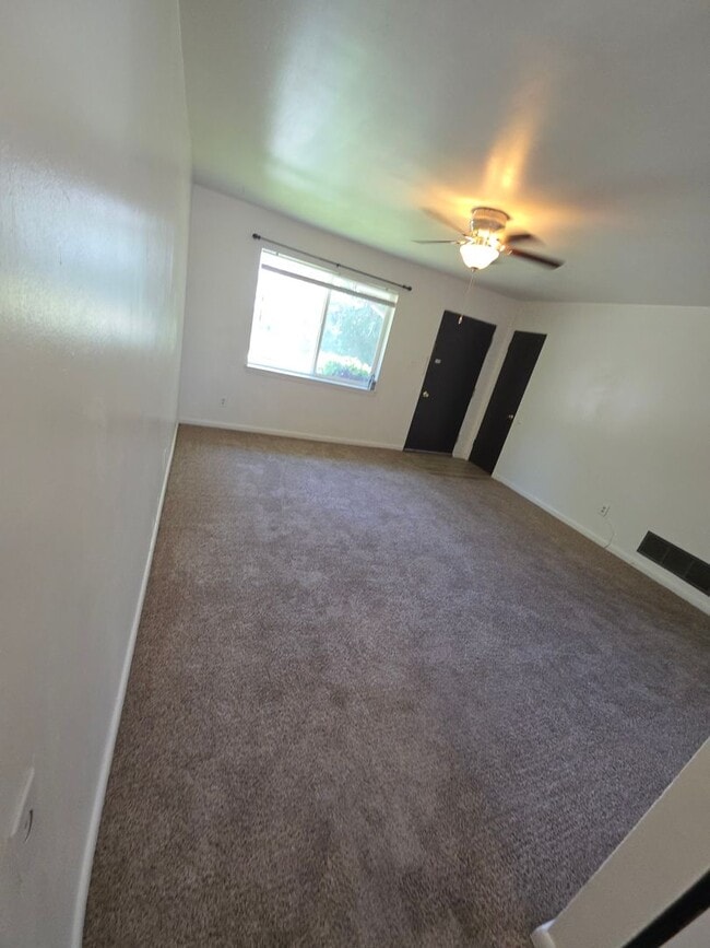 Building Photo - Charming 2 Bed, 1 Bath Apartment - Prime L...