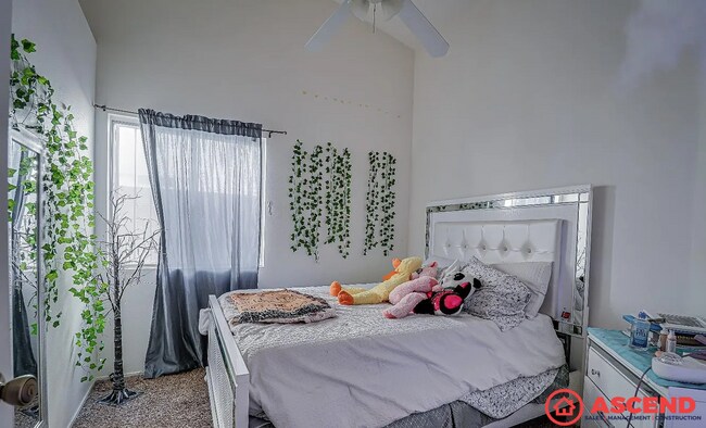 Building Photo - Spacious 5BD/2BA Home in Bakersfield's 93312 — Pool, Solar & Small Pets Welcome!
