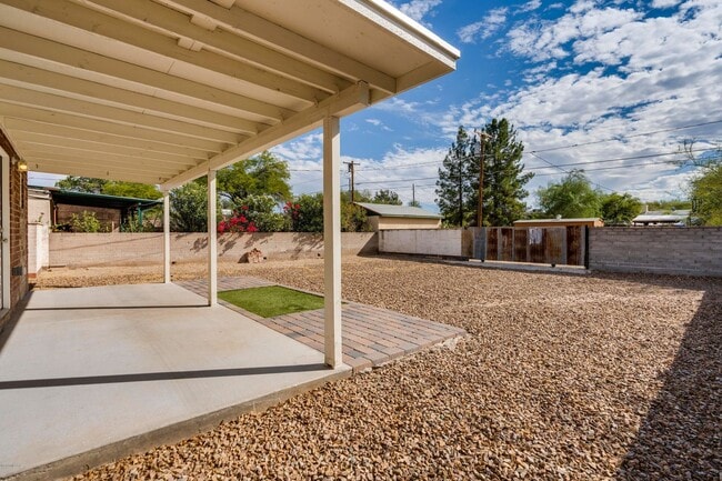 Building Photo - Adorable Brick home near UA