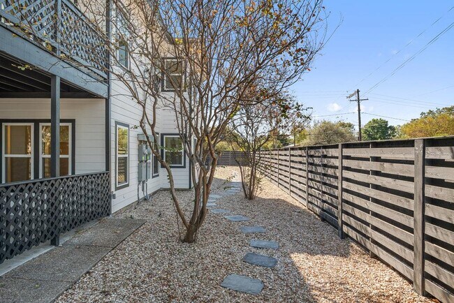 Building Photo - 814 W Mary St