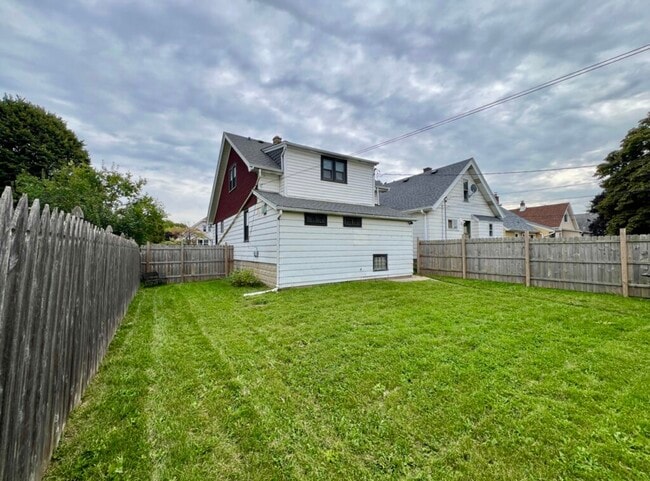Building Photo - 437 S 73rd St