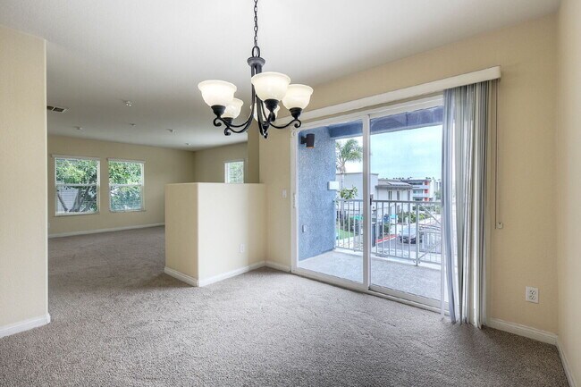 Building Photo - Spacious 2-Bed, 2.5-Bath Condo on Lighthou...