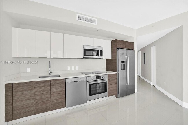 Building Photo - 1010 SW 2nd Ave