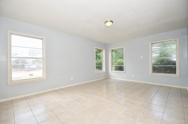 Building Photo - 1911 Wyndale St