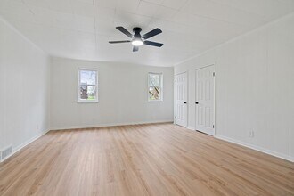 Building Photo - 2 bed 1 bath - all updated, central air, laundry, great location