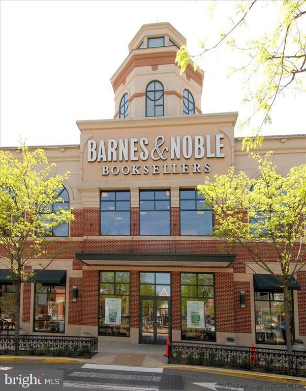 Building Photo - 1600 N Oak St