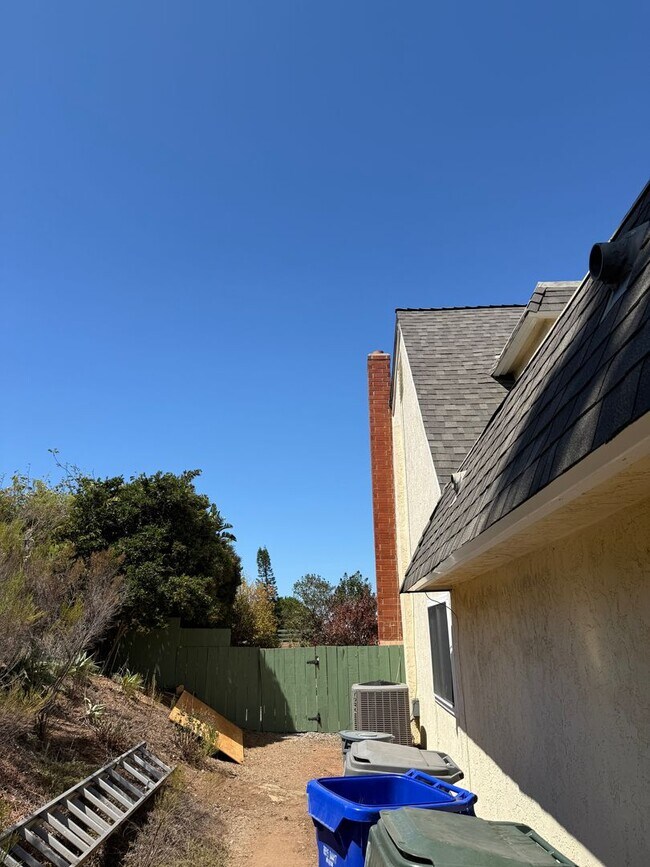Building Photo - Gorgeous 5BR/3BA 2story home w SOLAR, view...