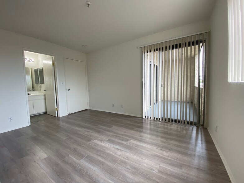 Building Photo - 14020 Yukon Ave