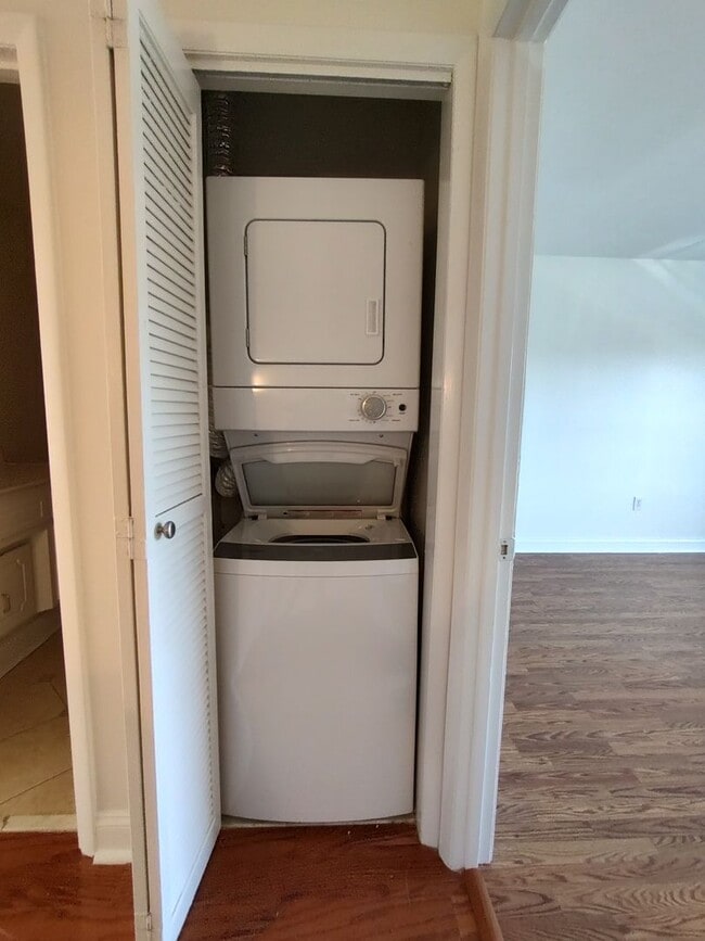 Building Photo - 2-Story Townhome WALKING DISTANCE TO THE BEACH! COMMUNITY POOL!