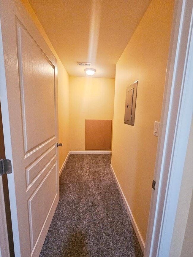 Building Photo - Townhouse  At West Park Place