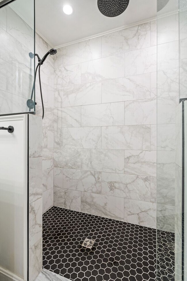 Building Photo - Charming St. Matthews Ranch