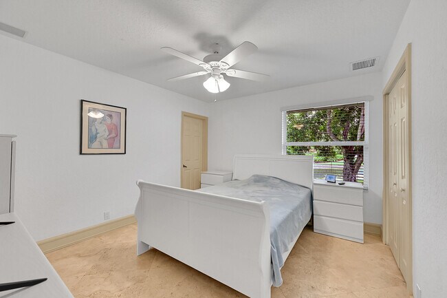 Building Photo - 6419 NW 99th Dr