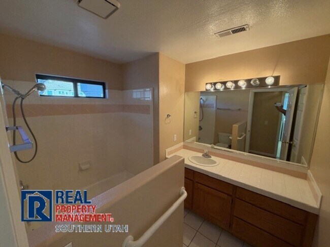 Building Photo - Golf Course Home