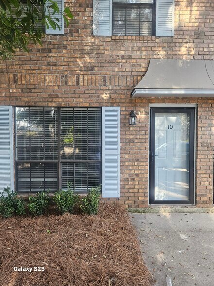 Front of townhouse - 2220 E Victory Dr