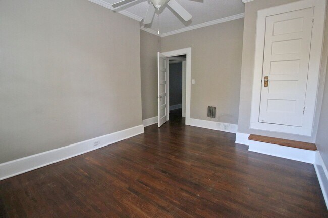 Building Photo - Pre-leasing for 2026-2027 Charming 3 Bed /...