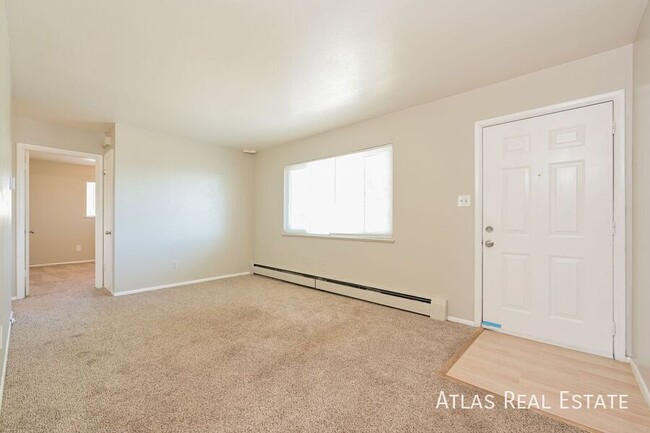 Building Photo - 2 bedroom 1 bath near light rail!