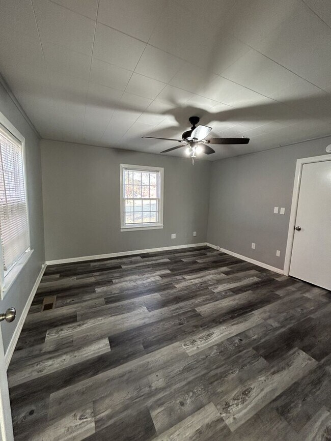 Building Photo - PRICE JUST DROPPED!!!!  AVAILABLE NOW!  3br/2ba House in Frontenac!