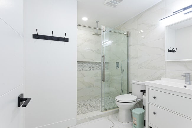 Building Photo - 8545 Casa Del Lago