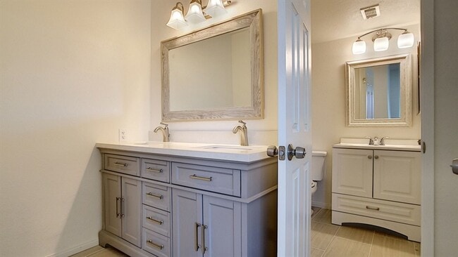 Building Photo - 3BR 1.5BA Townhome with 2 Car Garage, Larg...