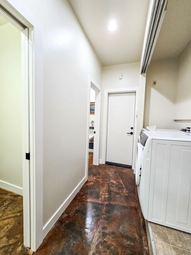Building Photo - Spacious 3BD Rambler