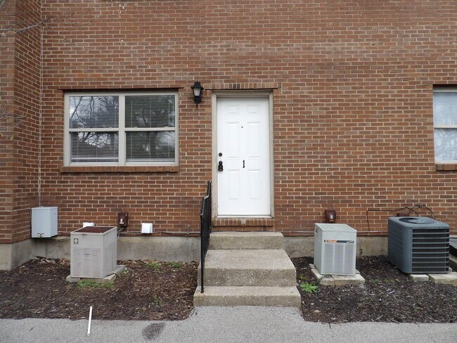 Building Photo - 902 Plaza Dr