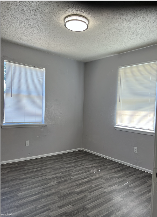 Building Photo - 2 br, 1 bath Duplex - 2510 Seminole St Dup...