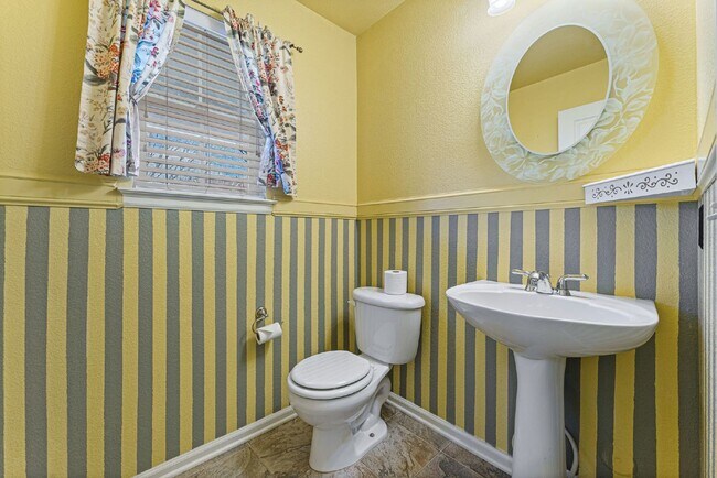 Building Photo - Lovable 3 Bed, 2.5 Bath Single Family Thor...