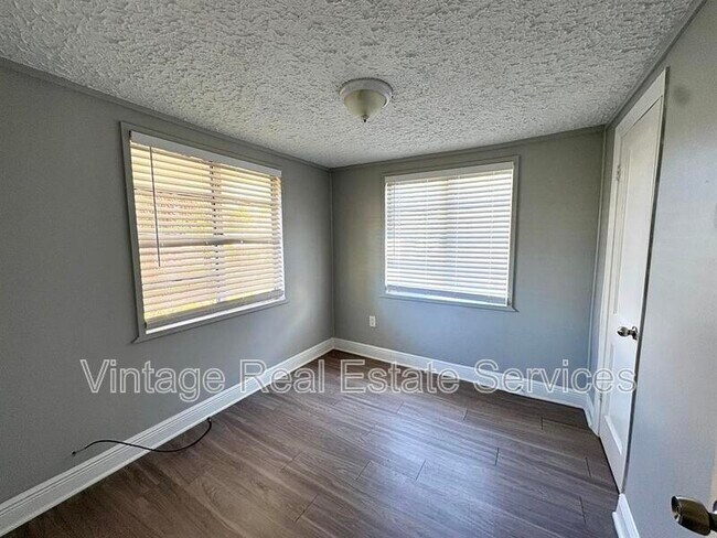 Building Photo - 4611 N Hubert Ave