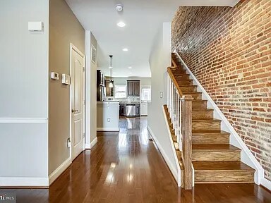 Entryway to main level - 521 S Linwood Ave