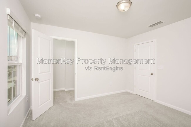Building Photo - 804 McKenzie Pk Ter