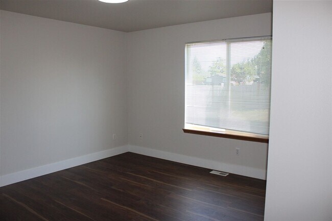 Building Photo - 3 Bedroom, 2 Bathroom House in Burlington!