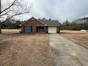 Building Photo - Charming 2 Bed 2 Bath Raeford Home