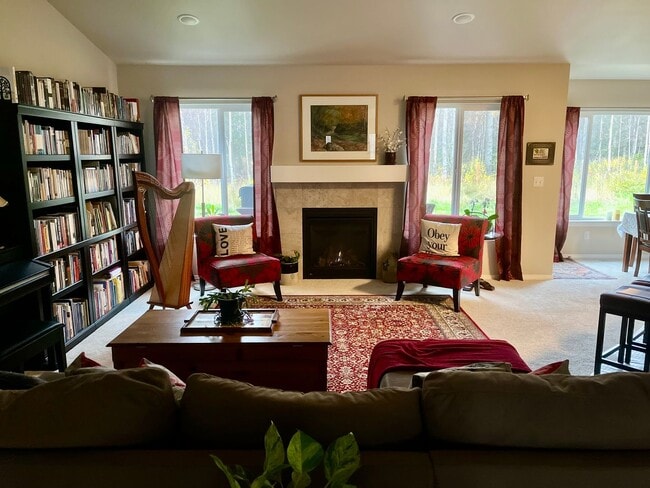 Building Photo - Spacious 3 bedroom/2 bathroom/2 car garage Ranch style home in Palmer with Soaring ceilings and m...