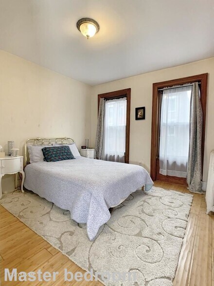 Building Photo - 174 W 89th St