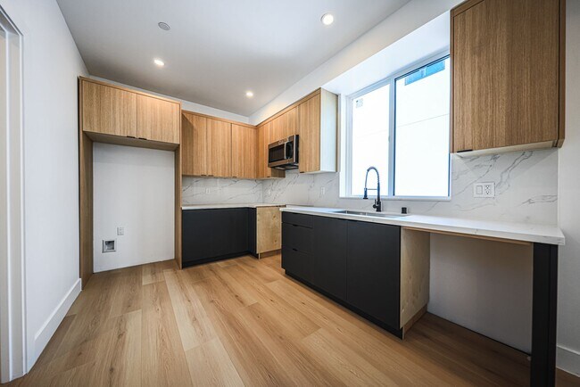 Building Photo - 1237 N Orange Dr