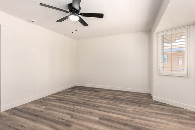 Building Photo - 17615 N Whispering Oaks Dr