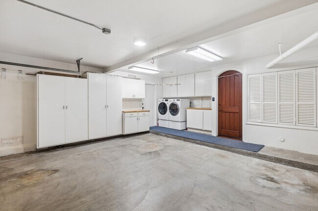 Building Photo - Charming 3BD Home in Coveted Newport Heights